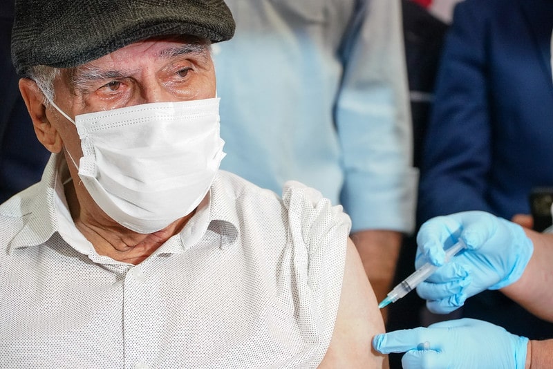 Vacinação reduz em 75% as mortes de idosos por Covid-19 em SC