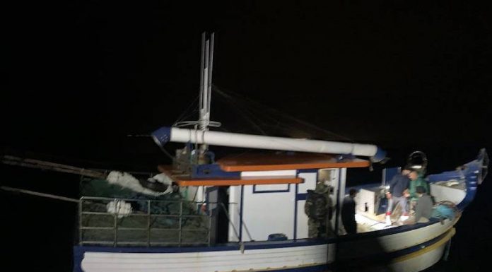 Dois barcos são flagrados em pesca ilegal na Ilha do Arvoredo