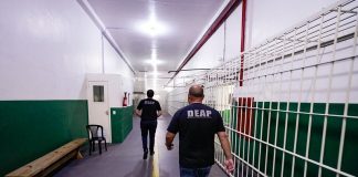 funcionários do deap dentro da penitenciária de são pedro de alcântara