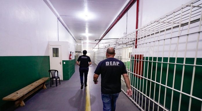 funcionários do deap dentro da penitenciária de são pedro de alcântara