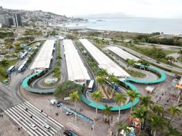 Florianópolis não deve prorrogar contrato de administração dos terminais com a Cotisa, determina TCE Vista de cima do terminal de ônibus do Centro, em Florianópolis, é possível ver as quatro plataformas, ruas em volta e mar ao fundo. O TCE determinou que a prefeitura não prorrogue o contrato com a Cotisa, que administra os terminais