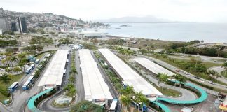 Vista de cima do terminal de ônibus do Centro, em Florianópolis, é possível ver as quatro plataformas, ruas em volta e mar ao fundo. O TCE determinou que a prefeitura não prorrogue o contrato com a Cotisa, que administra os terminais