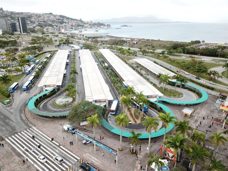 Vista de cima do terminal de ônibus do Centro, em Florianópolis, é possível ver as quatro plataformas, ruas em volta e mar ao fundo. O TCE determinou que a prefeitura não prorrogue o contrato com a Cotisa, que administra os terminais