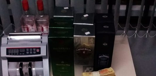 Polícia apreende R$ 347 mil do tráfico em kitnet em São José notas de dinheiro e outros objetos organizados sobre mesa - Polícia apreende R$ 347 mil do tráfico em kitnet em São José