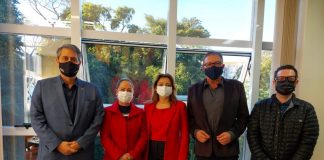 políticos usando máscaras posam para foto no hospital regional