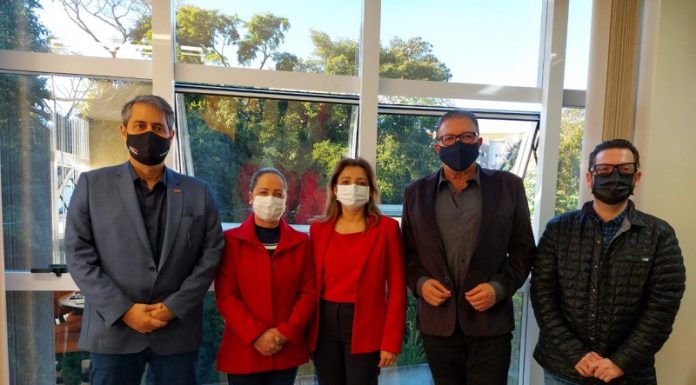 políticos usando máscaras posam para foto no hospital regional