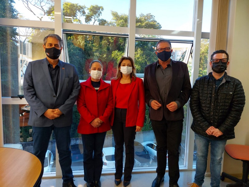 políticos usando máscaras posam para foto no hospital regional