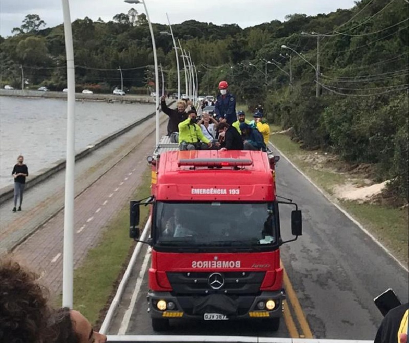 Skatistas de Florianópolis desfilam em carro de bombeiros pelas ruas da lagoa