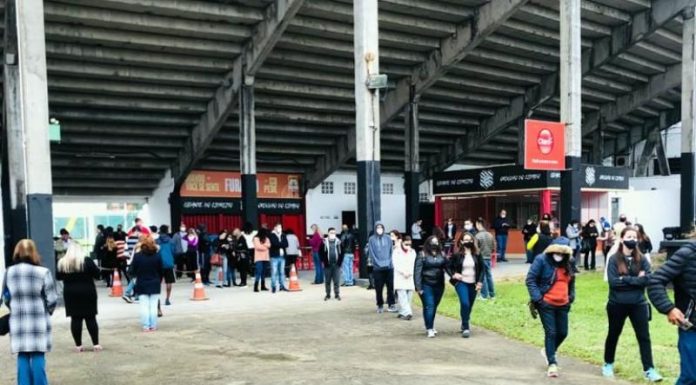 pessoas ao redor do estádio orlando scarpelli - Vacinação neste sábado na Grande Florianópolis na faixa de 25 e 26 anos