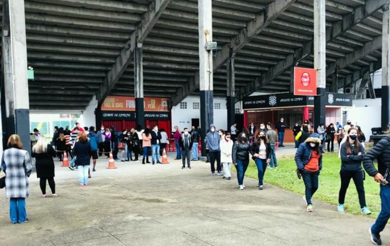 pessoas ao redor do estádio orlando scarpelli - Vacinação neste sábado na Grande Florianópolis na faixa de 25 e 26 anos