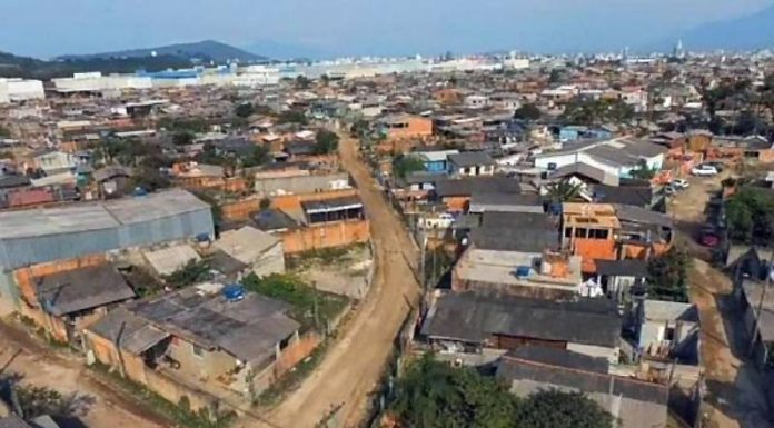 A comunidade Frei Damião, em Palhoça, é uma das mais pobres da região metropolitana - foto aérea mostrando muitas casas