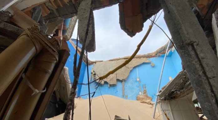 Casa em área de dunas na Praia dos Ingleses desaba parcialmente