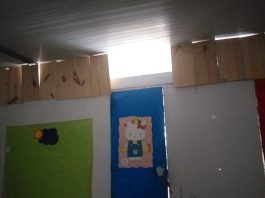 A foto mostra uma parede com o desenho da personagem hello kitty e acima há pedaços de madeira fechando um espaço, a exceção de um ponto em que não há madeira. A creche filantrópica de São José passa por uma semana de assaltos e arrombamentos.