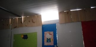 A foto mostra uma parede com o desenho da personagem hello kitty e acima há pedaços de madeira fechando um espaço, a exceção de um ponto em que não há madeira. A creche filantrópica de São José passa por uma semana de assaltos e arrombamentos.