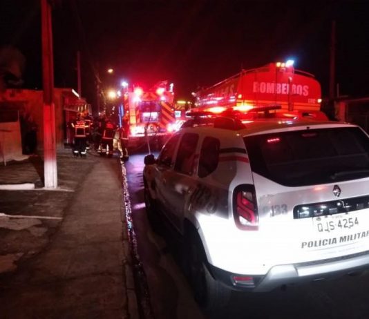 viaturas dos bombeiros e da polícia em frenet à residência onde o pai atacou os próprios filhos, em criciúma