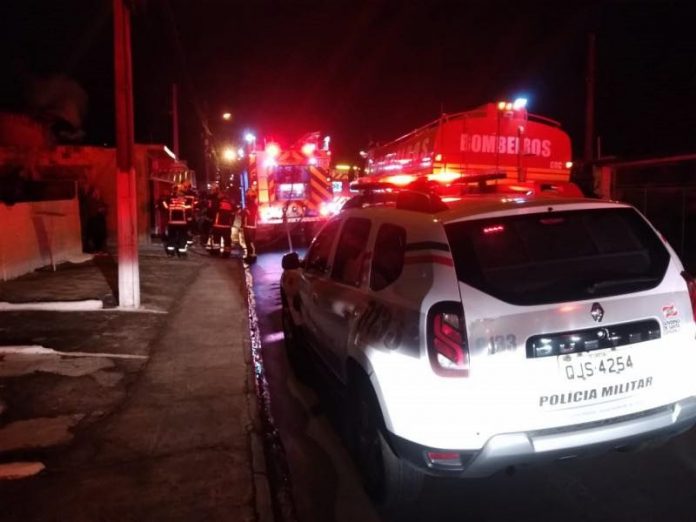 viaturas dos bombeiros e da polícia em frenet à residência onde o pai atacou os próprios filhos, em criciúma