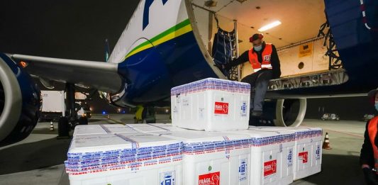 199 mil doses da vacina contra coronavírus são distribuídas nesta terça doses da vacina contra coronavírus são distribuídas em caixas de isopor saindo de avião