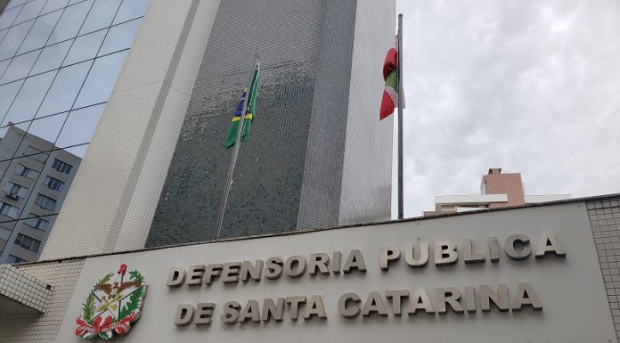 Entrada do prédio da defensoria pública de Santa Catarina. O estado apresenta um déficit de atendimento à população carente, com um defensor público para mais de 50 mil pessoas. A advocacia dativa atua onde a DPE/SC não chega ou em que o número de defensores é insuficiente para a ademanda.