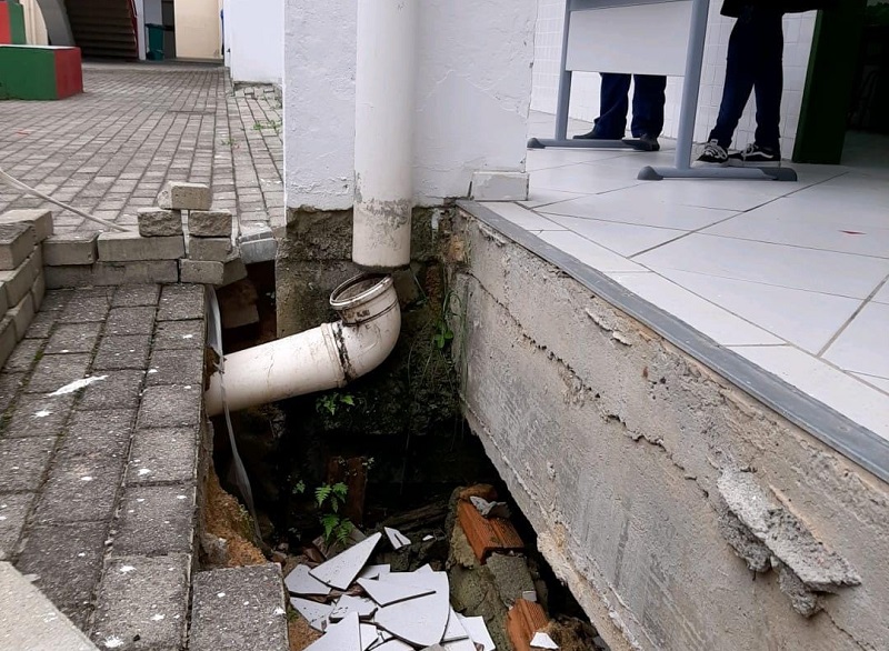 Um vão no chão da EEB Julio da Costa Neves, na capital, mostra azulejos quebrados e canos soltos. A EEB Aderbal Ramos da Silva também passa por problemas estruturais, as escolas aguardam definições de obras.