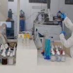 servidora do igp manuseia equipamentos em laboratório - órgão vai receber equipamentos para identificação de drogas do estupro