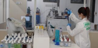 servidora do igp manuseia equipamentos em laboratório - órgão vai receber equipamentos para identificação de drogas do estupro