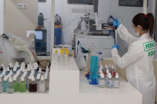 IGP vai comprar equipamentos que identificam “drogas do estupro” servidora do igp manuseia equipamentos em laboratório - órgão vai receber equipamentos para identificação de drogas do estupro