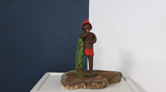 Um saci perere em cerâmica aparece no centro da foto e abaixo está escrito? Folclore Brasileiro Expressado na Cerâmica, nome da exposição aberta no museu histórico de são josé.