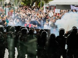 Sob protestos de servidores, Alesc aprova reforma da previdência Sob protestos de servidores, Alesc aprova reforma da previdência