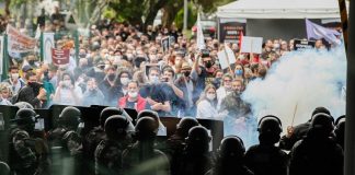 Sob protestos de servidores, Alesc aprova reforma da previdência