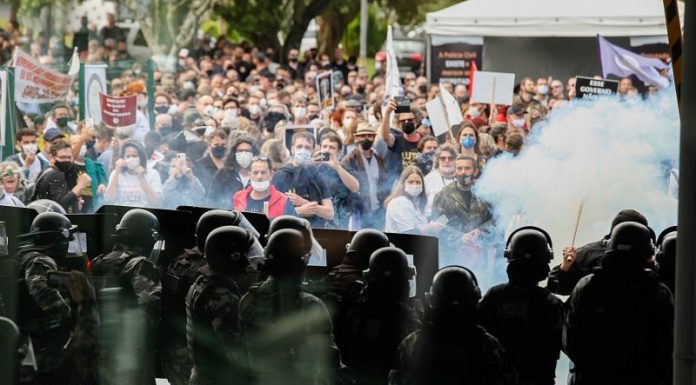 Sob protestos de servidores, Alesc aprova reforma da previdência