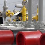 Tubos em cor cinza amarelo e vermelho. A foto ilustra a reportagem sobre a intenção de Santa Catarina em investir em energia elétrica a gás natural, fonte não renovável.