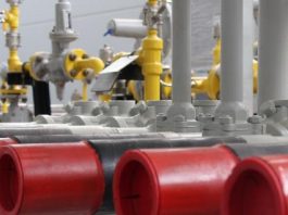 Tubos em cor cinza amarelo e vermelho. A foto ilustra a reportagem sobre a intenção de Santa Catarina em investir em energia elétrica a gás natural, fonte não renovável.