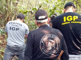 Policiais encontram corpo enterrado no Morro do Horácio policiais de costas em mata onde foi localizado corpo no morro do horácio