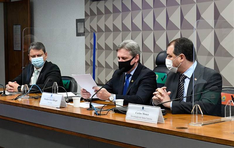 Parlamentares, prefeitos e o governador de Santa Catarina participaram da audiência com o ministro Tarcísio de Freitas na Comissão de Infraestrutura do Senado