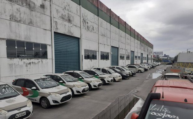 Governo de SC abre edital de leilão com 391 lotes de equipamentos e veículos