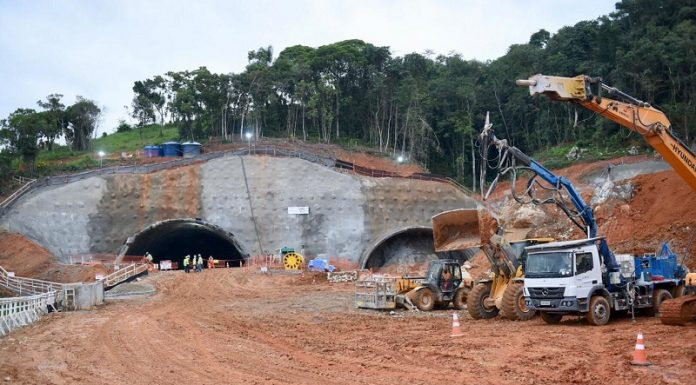 tunel em construção com máquinas em volta - Construtora abre mais de 100 vagas de trabalho no contorno viário