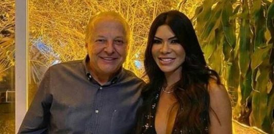 vice governador Otaviano Pivetta e aesposa viviana olham sorridentes para foto - ele é acusado de agredi-la em itapema