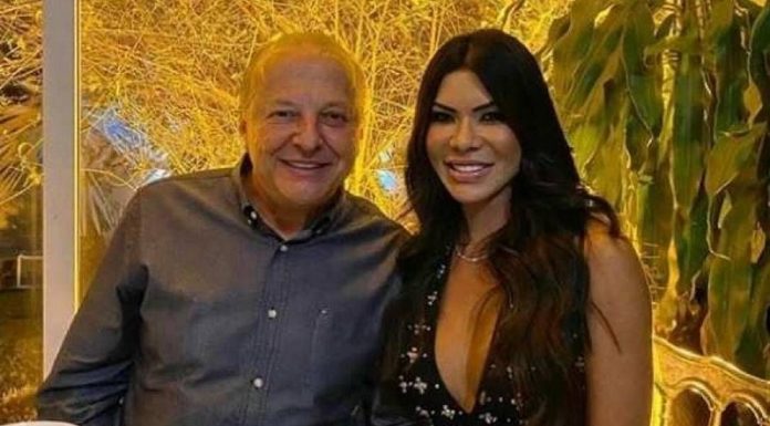 vice governador Otaviano Pivetta e aesposa viviana olham sorridentes para foto - ele é acusado de agredi-la em itapema