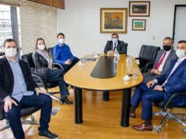 PGE faz nova investida para recuperar R$ 19 milhões dos respiradores da Veigamed Seis pessoas sentadas ao redor de uma mesa amarela. Eles discutem ações de recuperação do dinheiro investido na compra dos respiradores em SC, iniciativa da PGE/SC.