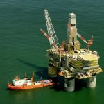 Imagem do alto de uma base de exploração de petróleo no mar. A ANP deve leiloar 56 blocos exploratórios de petróleo e gás em SC.