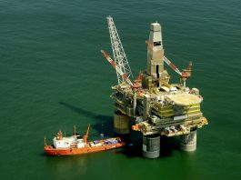 ANP vai leiloar 56 blocos de exploração de petróleo em SC; ambientalistas são contra Imagem do alto de uma base de exploração de petróleo no mar. A ANP deve leiloar 56 blocos exploratórios de petróleo e gás em SC.