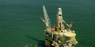 Imagem do alto de uma base de exploração de petróleo no mar. A ANP deve leiloar 56 blocos exploratórios de petróleo e gás em SC.