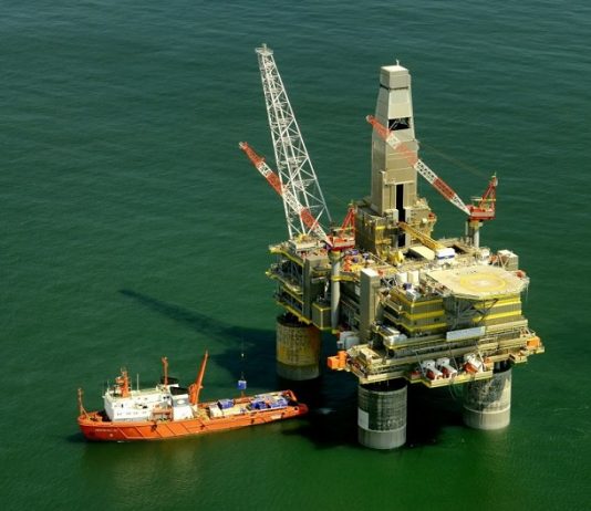 ANP vai leiloar 56 blocos de exploração de petróleo em SC; ambientalistas são contra Imagem do alto de uma base de exploração de petróleo no mar. A ANP deve leiloar 56 blocos exploratórios de petróleo e gás em SC.
