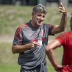 Não será tarefa fácil ganhar desse Flamengo renato gaúcho gesticula em treino do flamengo