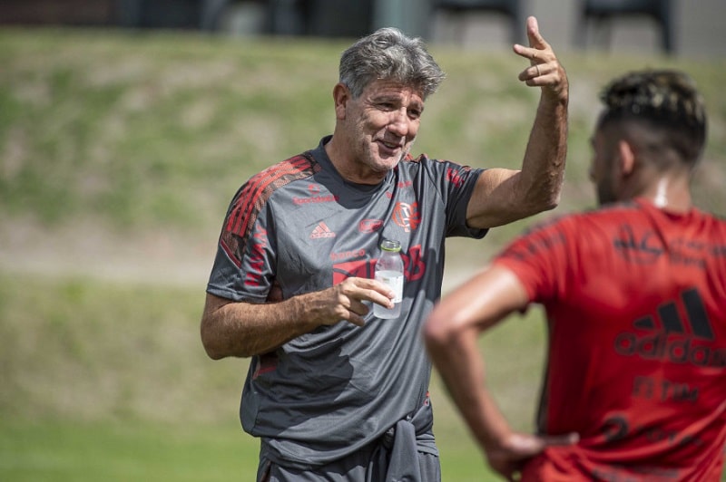 renato gaúcho gesticula em treino do flamengo