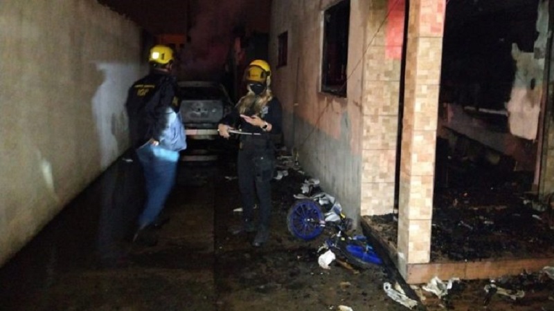 bombeiros na residência incendida pelo homem em criciúma após tentar matar os filhos