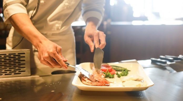 Procon de São José realiza pesquisa de preços em restaurantes para o Dia dos Pais