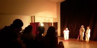 Uma plateia acompanha uma peça de teatro. A prefeitura de Palhoça abriu as inscrições para o curso de teatro, com aulas para adultos e adolescentes..