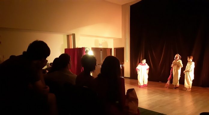 Uma plateia acompanha uma peça de teatro. A prefeitura de Palhoça abriu as inscrições para o curso de teatro, com aulas para adultos e adolescentes..