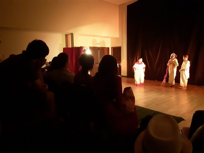 Uma plateia acompanha uma peça de teatro. A prefeitura de Palhoça abriu as inscrições para o curso de teatro, com aulas para adultos e adolescentes..
